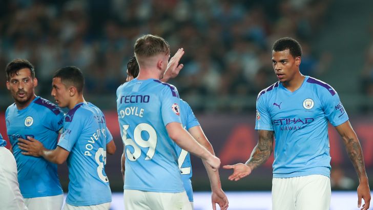 שחקני מנצ'סטר סיטי חוגגים