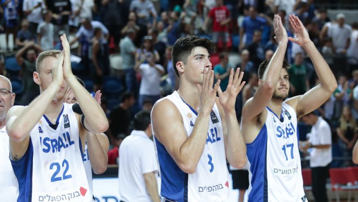 שחקני העתודה חוגגים