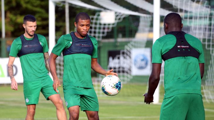 איקוום אוטין, ארנסט מאבוקה, ניקיטה רוקאביצה