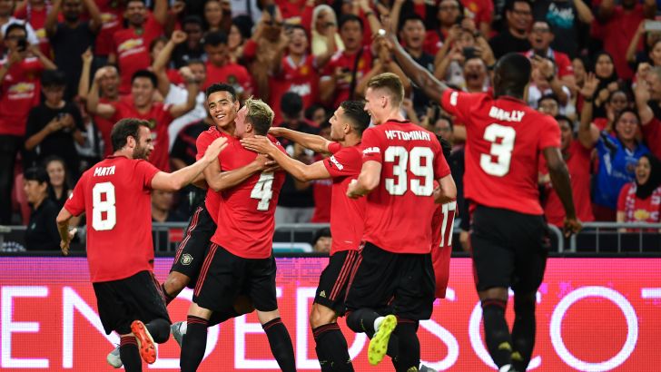 שחקני מנצ'סטר יונייטד חוגגים