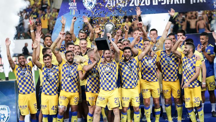 שחקני מכבי תל אביב חוגגים