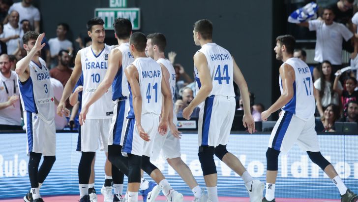 שחקני נבחרת העתודה חוגגים