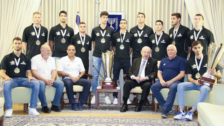 ראובן ריבלין עם נבחרת העתודה