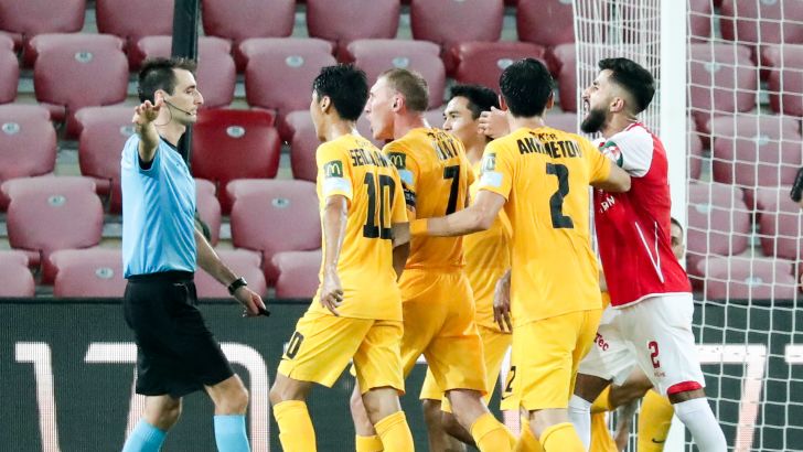 שחקני קייראט מוחים בפני השופט