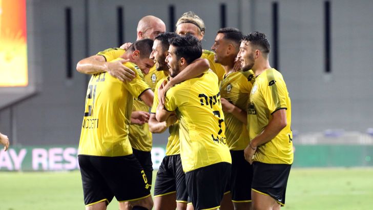 שחקני מכבי נתניה חוגגים