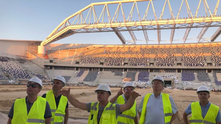 אנשי המנהלת וההתאחדות באצטדיון בלומפילד