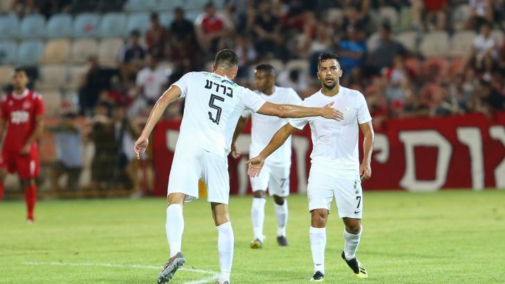 שחקני מ.ס. אשדוד חוגגים