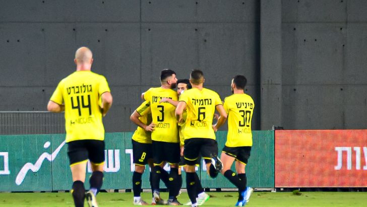 שחקני מכבי נתניה חוגגים