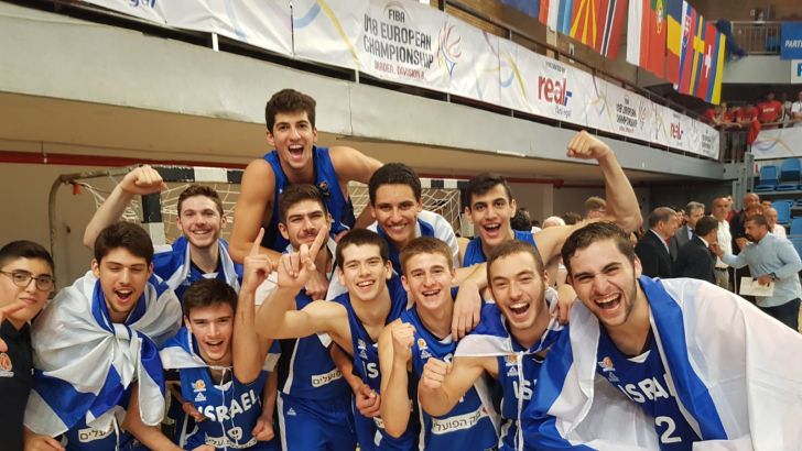 שחקני נבחרת הנוער חוגגים