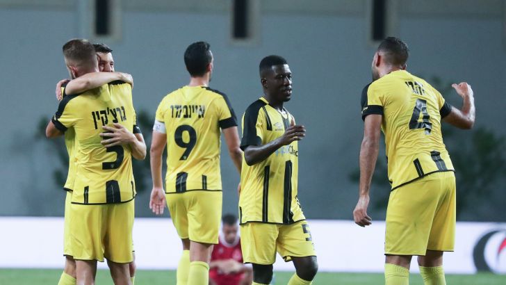 שחקני בית"ר ירושלים חוגגים