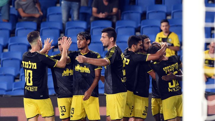 שחקני מכבי נתניה חוגגים