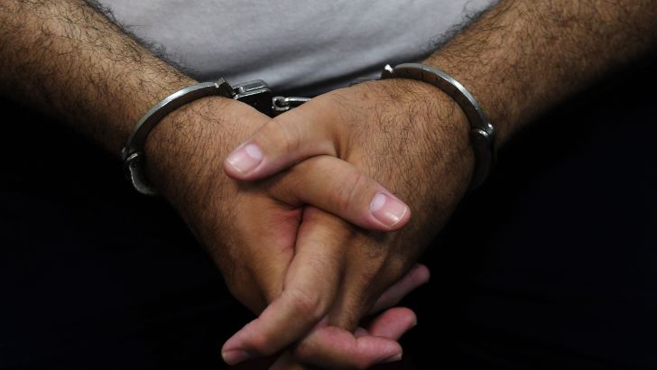 עצור באזיקים