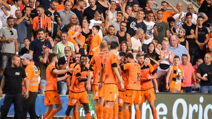 שחקני בני יהודה חוגגים