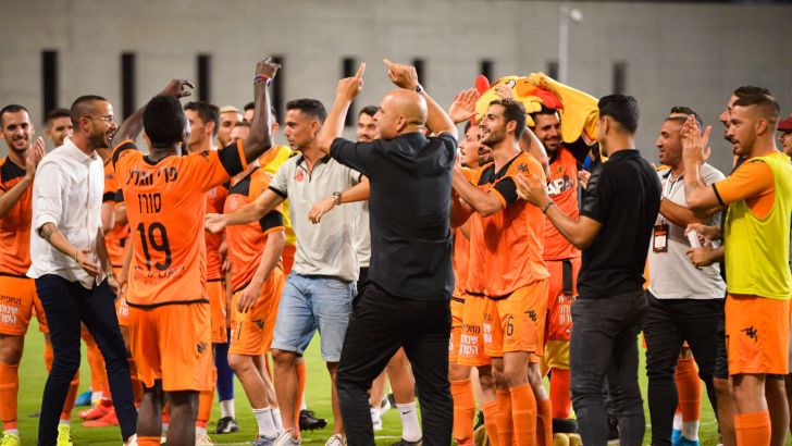 יוסי אבוקסיס ושחקני בני יהודה