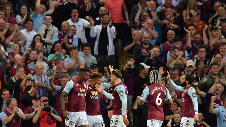 שחקני אסטון וילה חוגגים