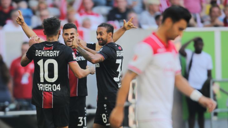 שחקני באייר לברקוזן חוגגים