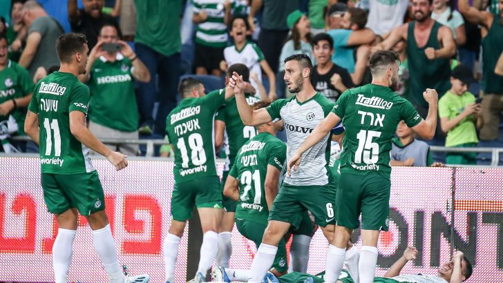 שחקני מכבי חיפה חוגגים