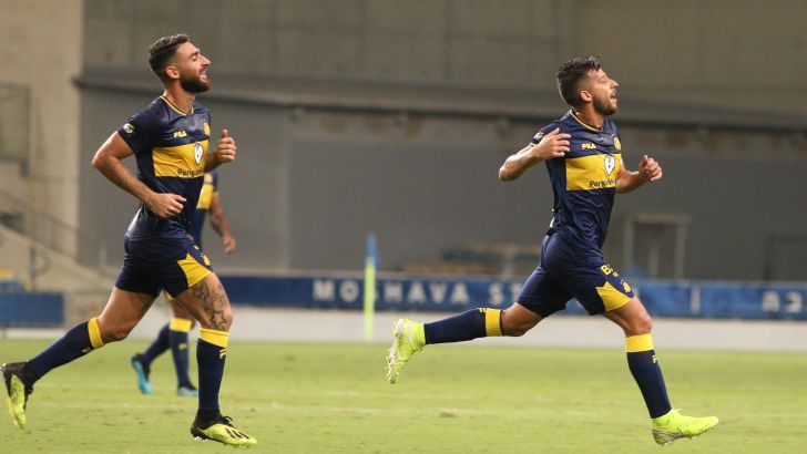 שחקני מכבי תל אביב חוגגים