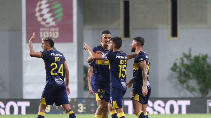 שחקני מכבי תל אביב חוגגים