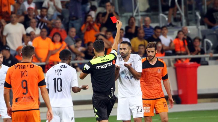 אלי חכמון שולף כרטיס אדום, אמיר בן שמעון