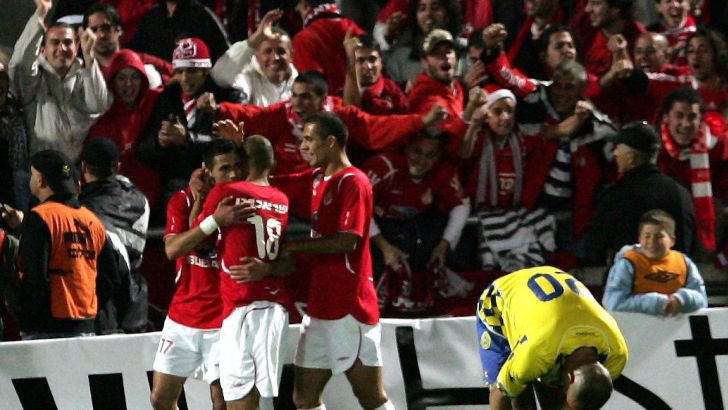 שחקני הפועל תל אביב חוגגים