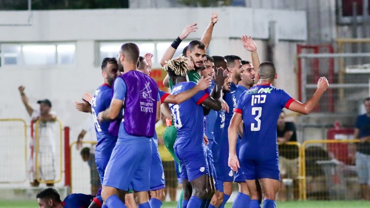 שחקני מ.ס אשדוד חוגגים