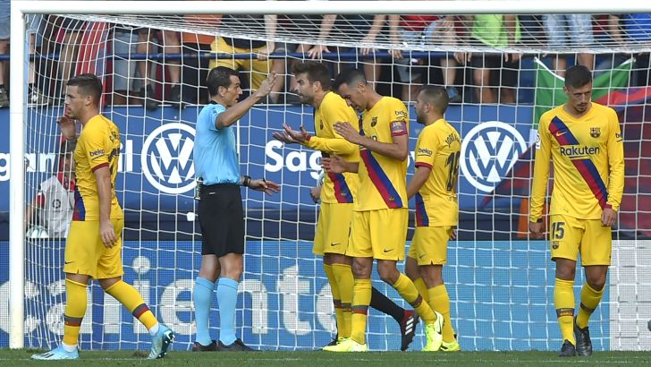 שחקני ברצלונה כועסים