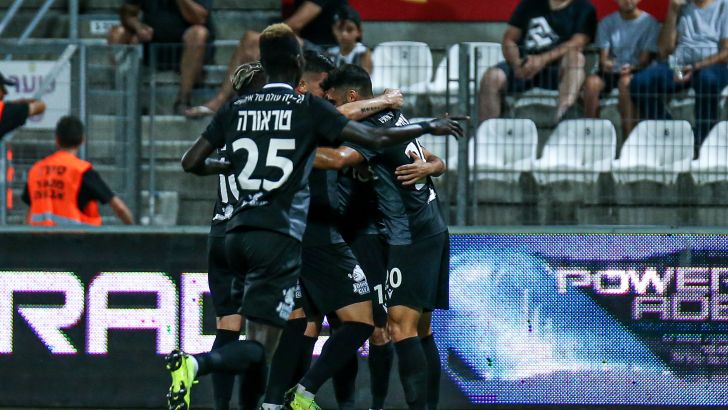 שחקני הפועל כפר סבא חוגגים