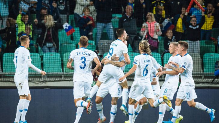 שחקני נבחרת סלובניה חוגגים