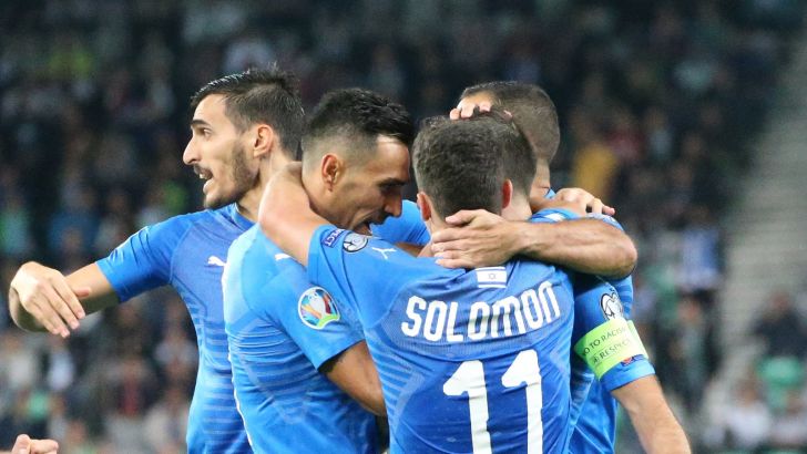 שחקני נבחרת ישראל חוגגים