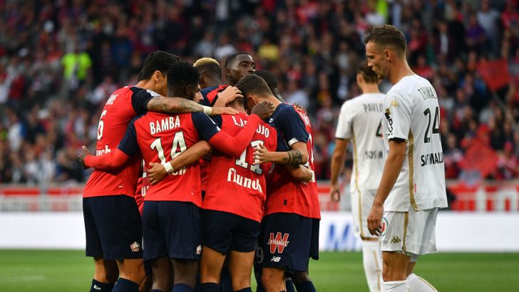 שחקני ליל חוגגים