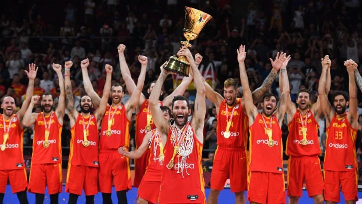 נבחרת ספרד מניפה גביע