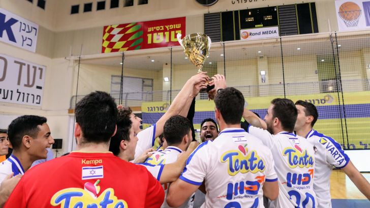 א.ס רמת השרון מניפה את גביע ווינר שופטים