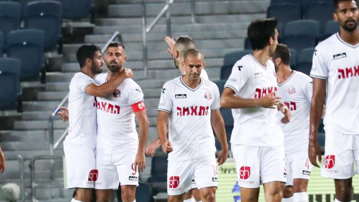 שחקני הפועל חיפה חוגגים