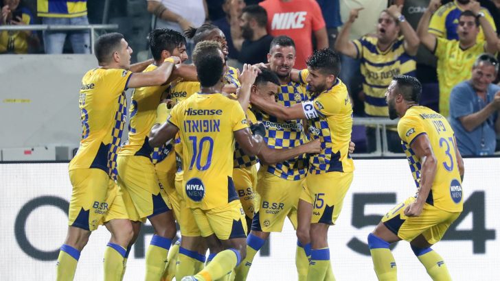 שחקני מכבי תל אביב חוגגים