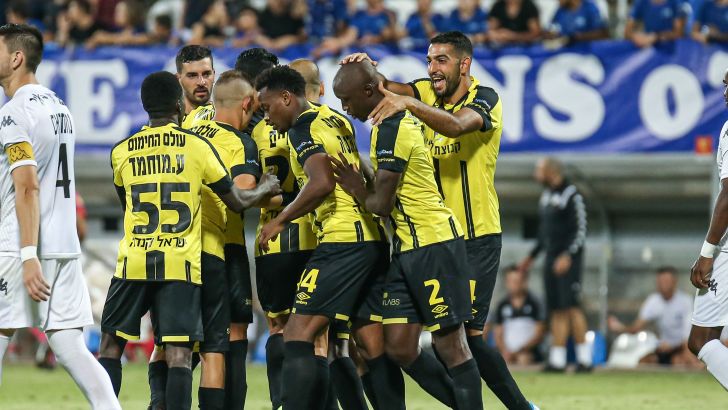 שחקני בית"ר חוגגים