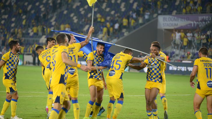 שחקני מכבי תל אביב חוגגים