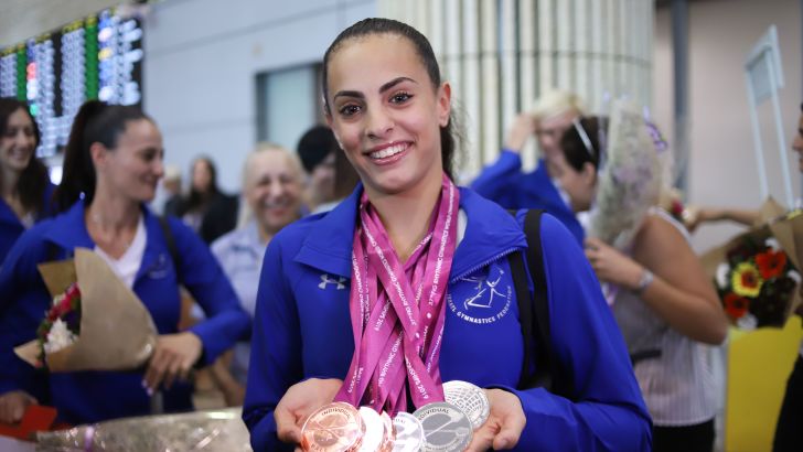 לינוי אשרם עם המדליות