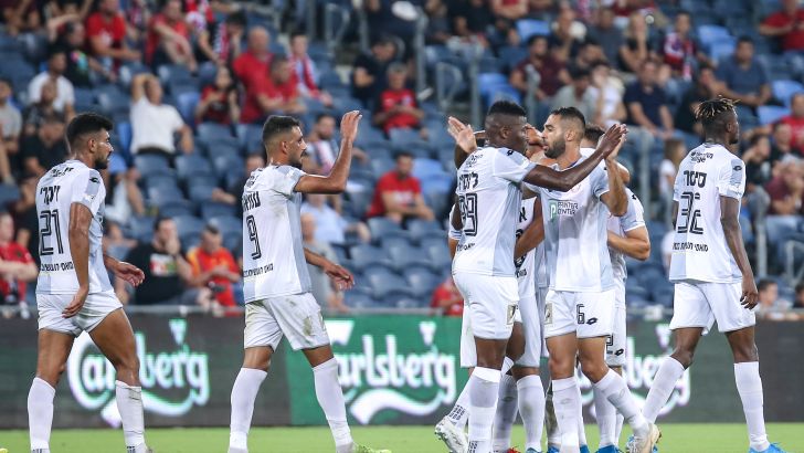 שחקני הפועל חדרה חוגגים