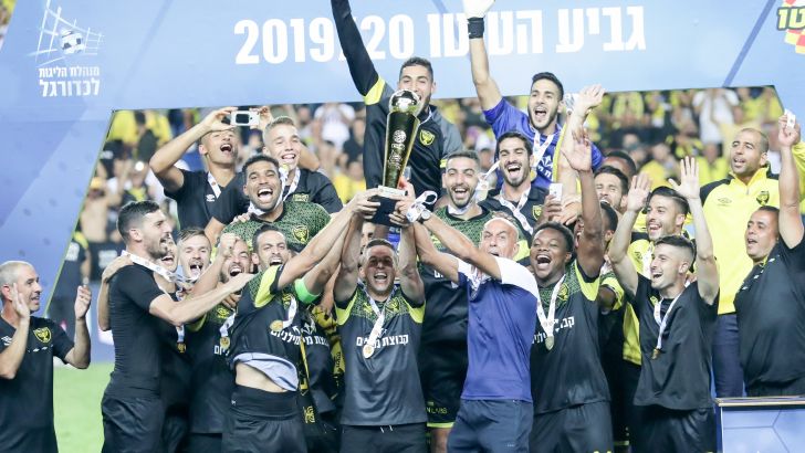 בית"ר ירושלים מניפה את גביע הטוטו