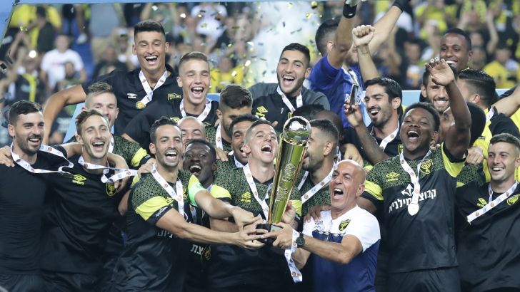 בית"ר ירושלים מניפה את גביע הטוטו