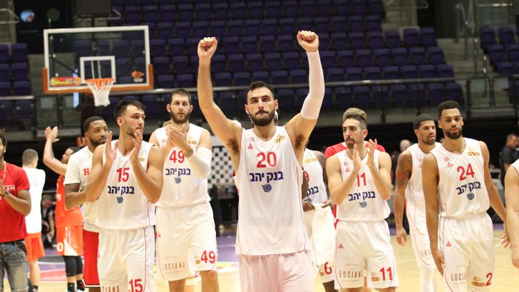 שחקני הפועל ירושלים חוגגים