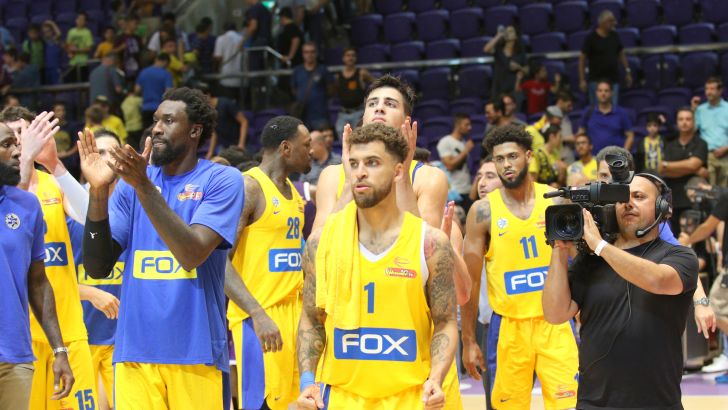 שחקני מכבי תל אביב חוגגים