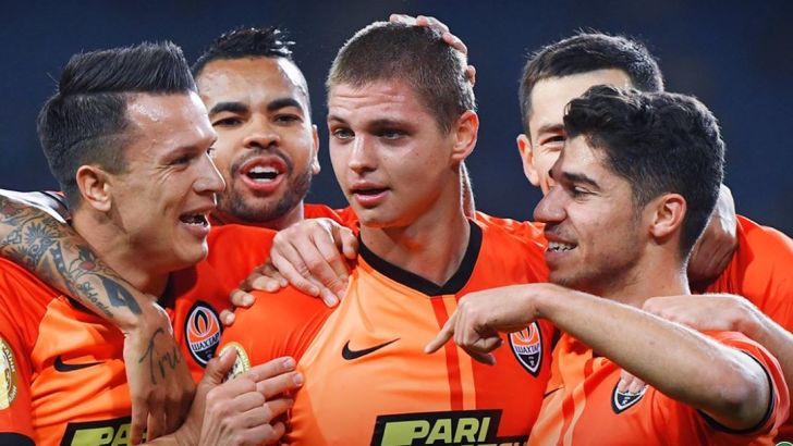 שחקני שחטאר דונייצק חוגגים, מנור סולומון