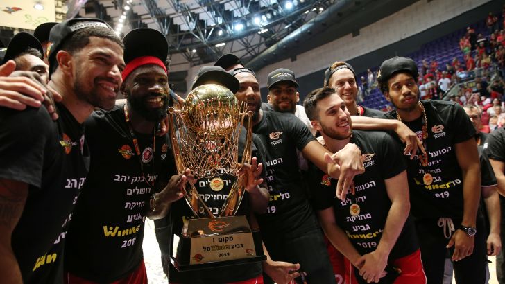 שחקני הפועל ירושלים חוגגים