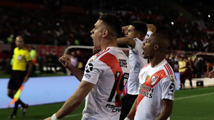 שחקני ריבר פלייט חוגגים