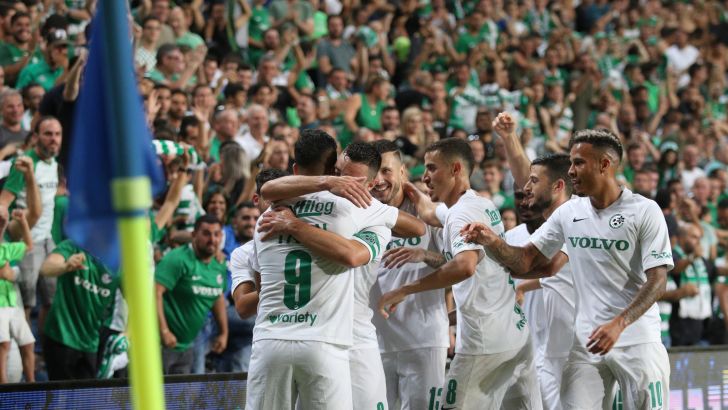 שחקני מכבי חיפה חוגגים