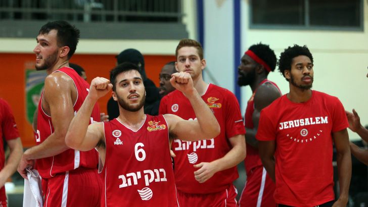 שחקני הפועל ירושלים חוגגים