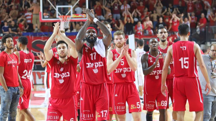 שחקני הפועל ירושלים חוגגים