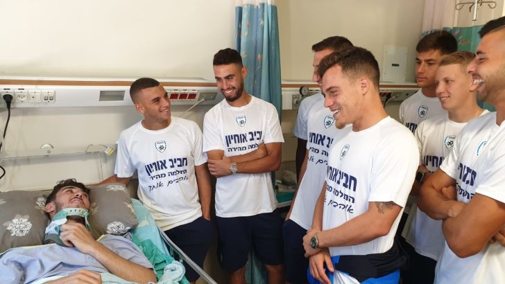 שחקני הנבחרת הצעירה עם חביב אוחיון